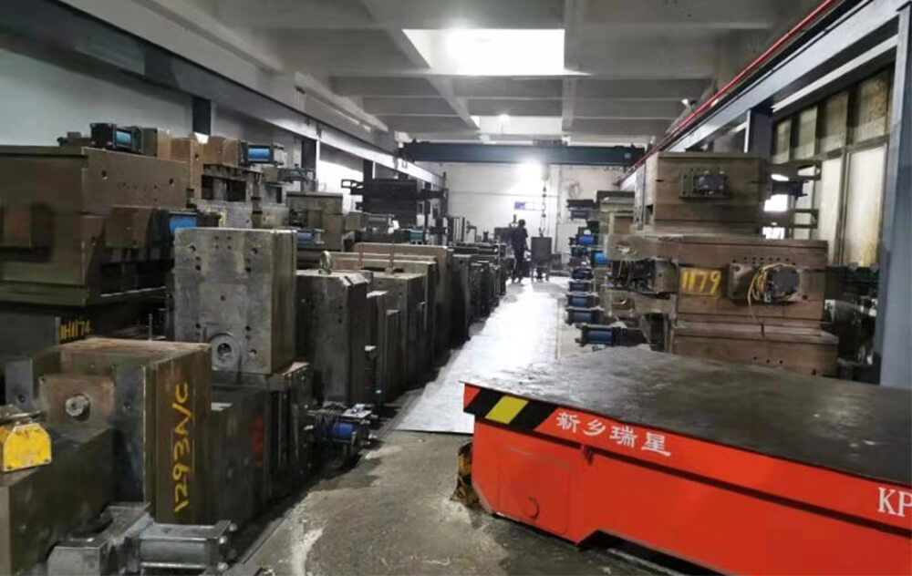 完善的模具存儲倉庫管理，保證能第一時(shí)間根據客戶(hù)的訂單安排生產(chǎn)，節省模具周轉的成本和時(shí)效。