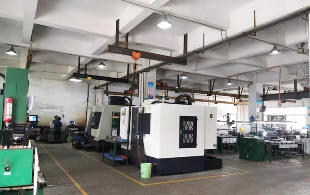 自有模具車(chē)間，擁有模具制作需要的各種機床、火花機、線(xiàn)切割機等設備，按客戶(hù)不同需要開(kāi)發(fā)新模。