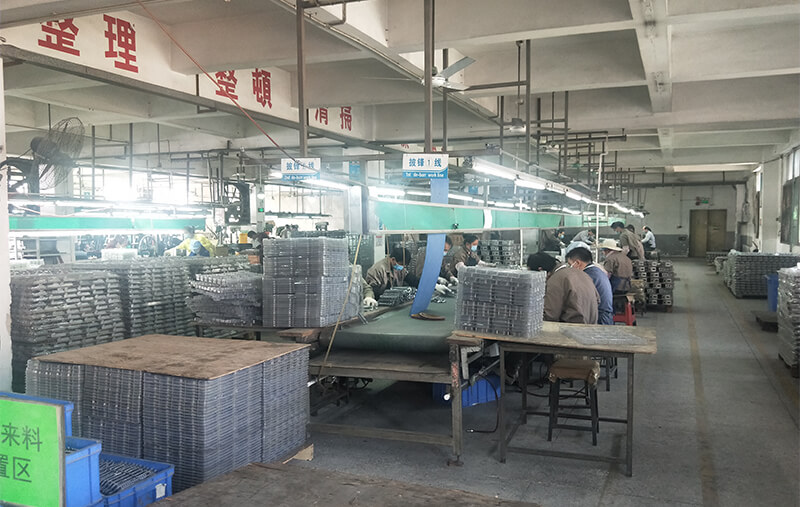 加工課：?jiǎn)屋S鉆床，整形線(xiàn)，去披鋒線(xiàn)，多軸鉆孔機，拉砂機，攻牙機，打磨線(xiàn)，甩干機等共55臺。